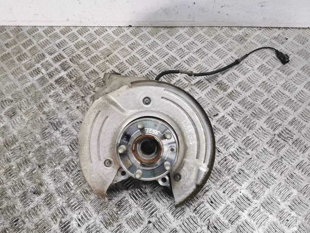 Rear wheel hub – left