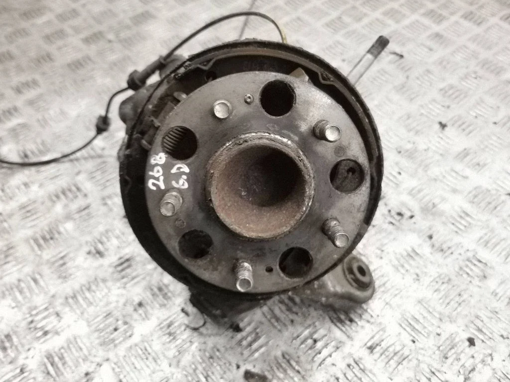 Rear wheel hub – right