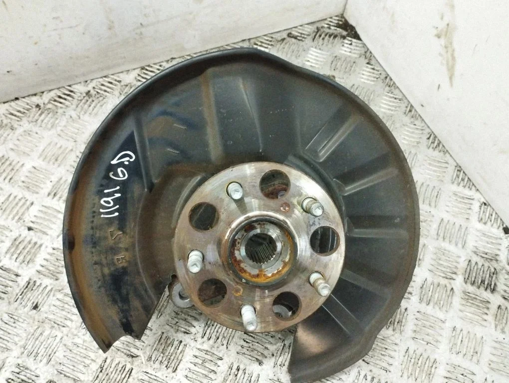 Rear wheel hub – right
