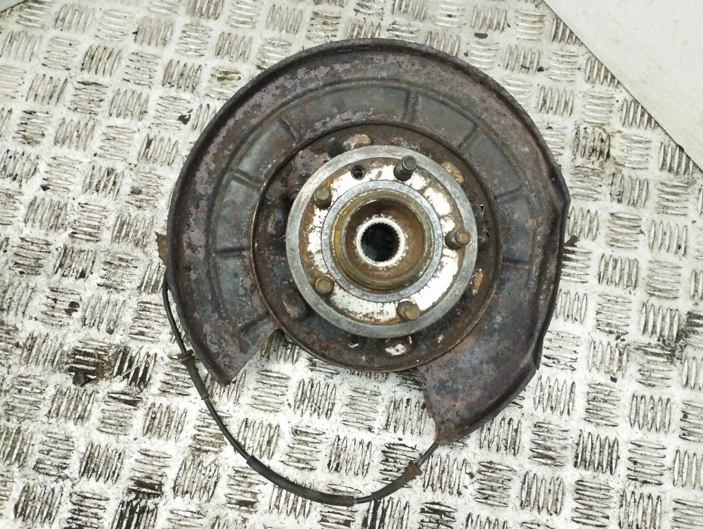 Rear wheel hub – right