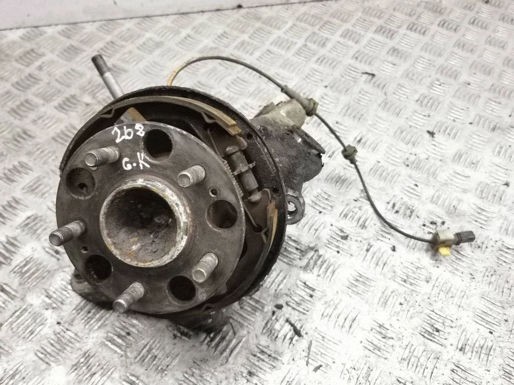 Rear wheel hub – left