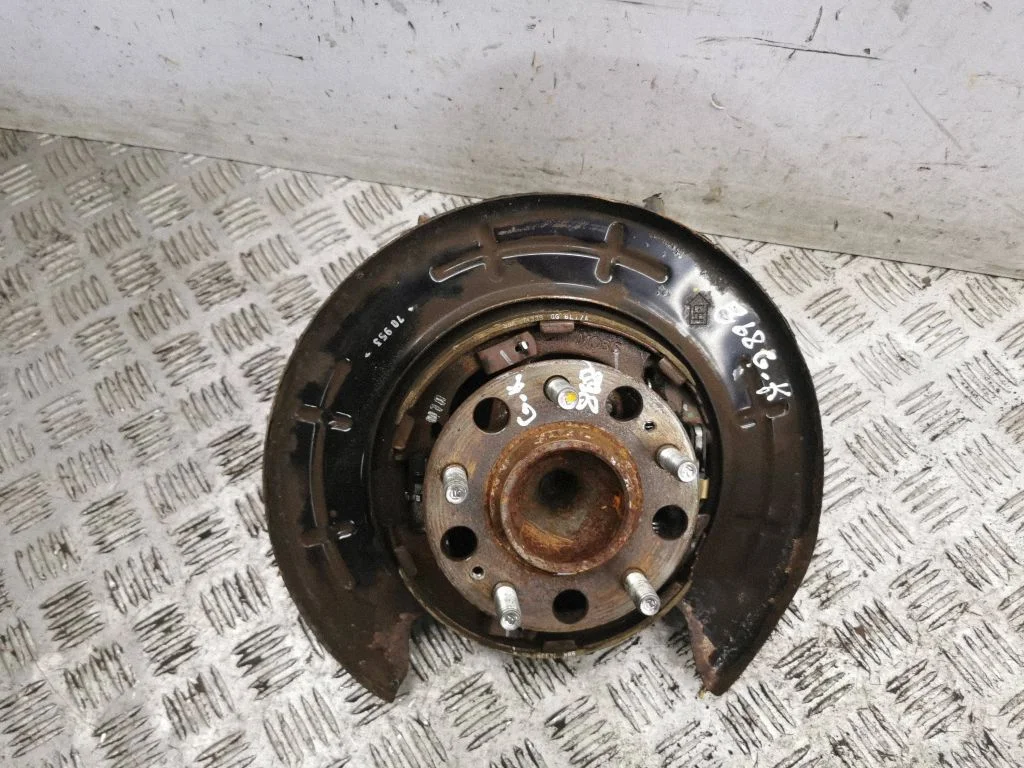 Rear wheel hub – left