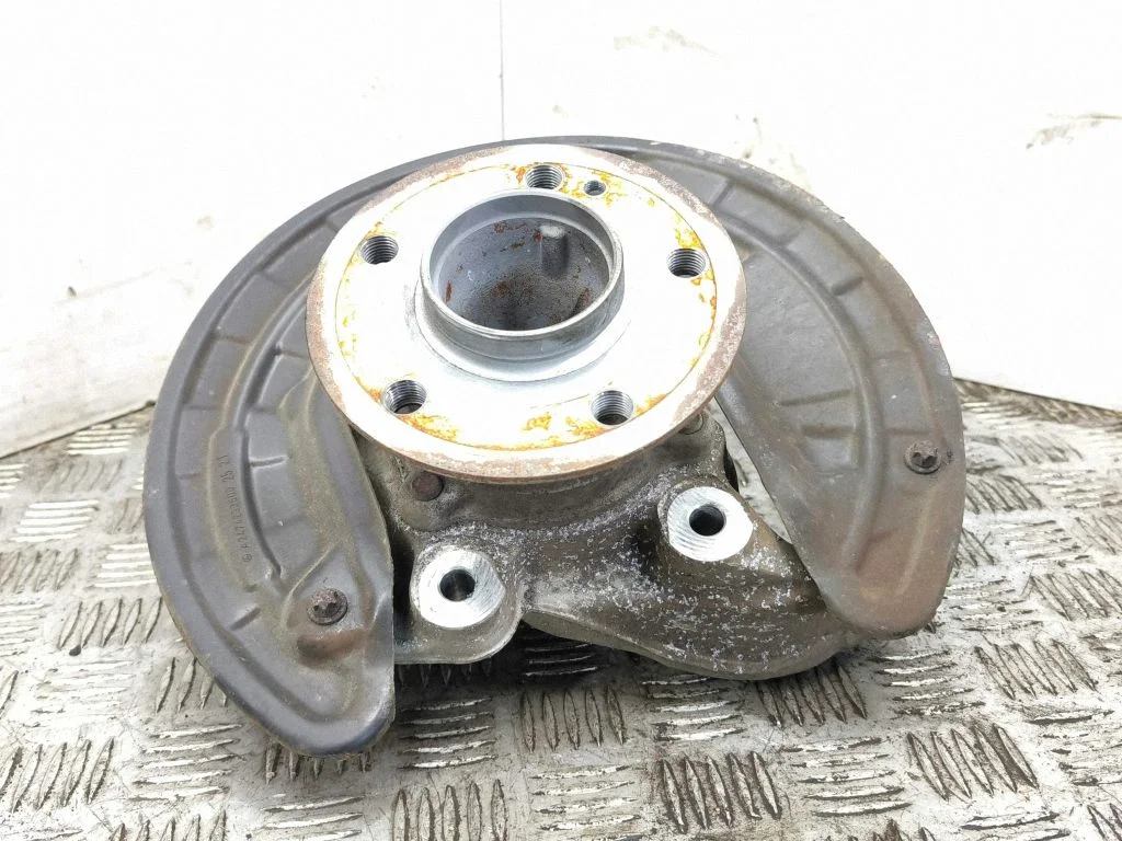 Rear wheel hub – right