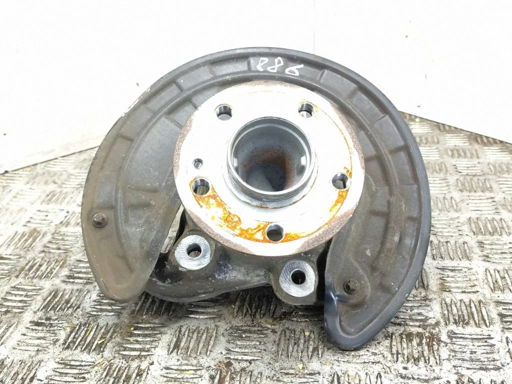 Rear wheel hub – left
