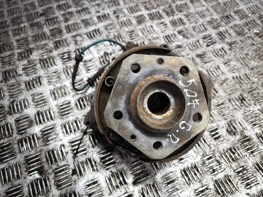 Rear wheel hub – right