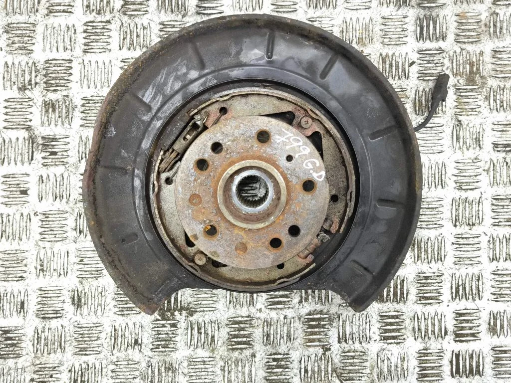Rear wheel hub – right