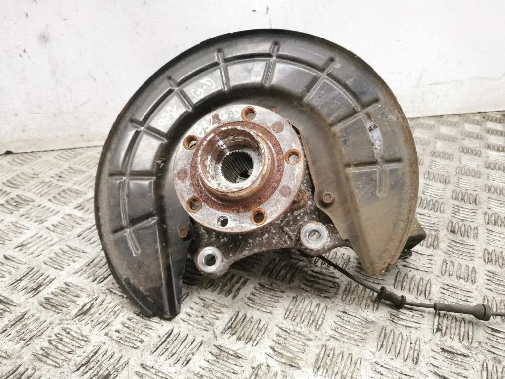 Rear wheel hub – right