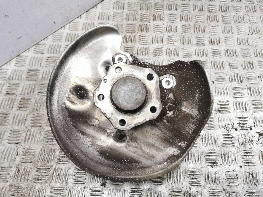 Rear wheel hub – right