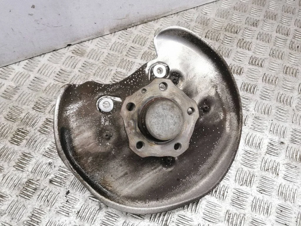 Rear wheel hub – left