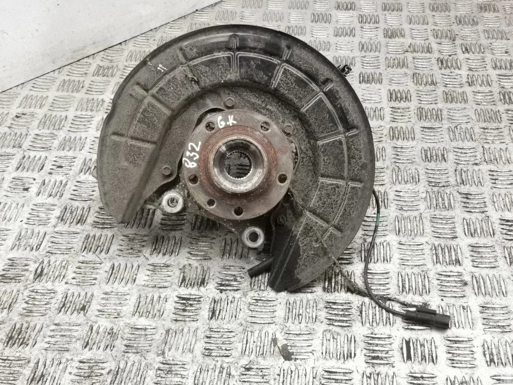 Rear wheel hub – left