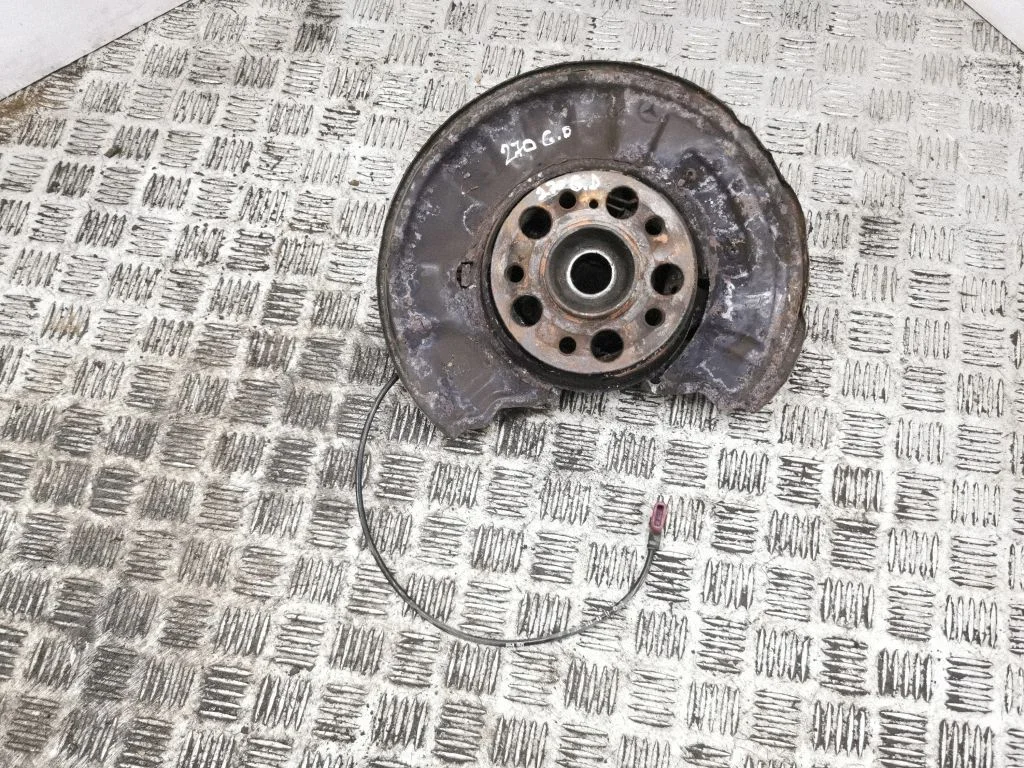 Rear wheel hub – right