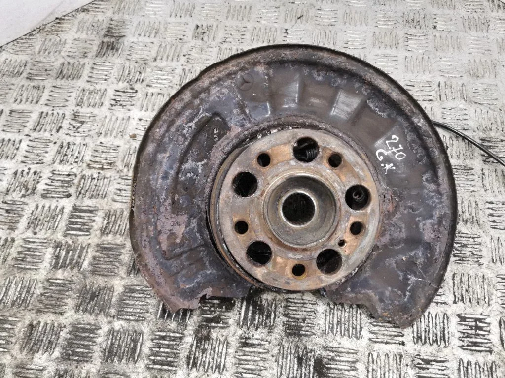 Rear wheel hub – left