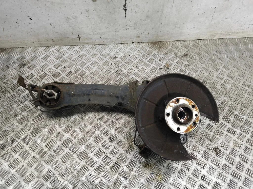 Rear wheel hub – right