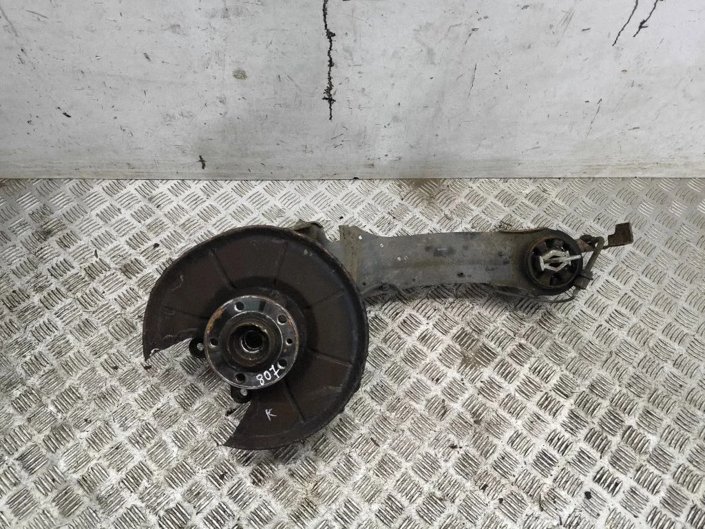 Rear wheel hub – left