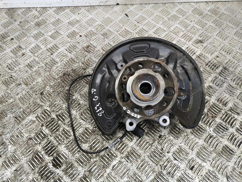 Rear wheel hub – right
