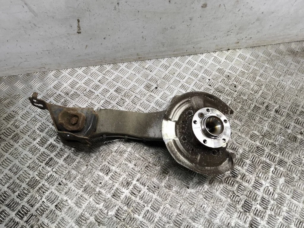 Rear wheel hub – right