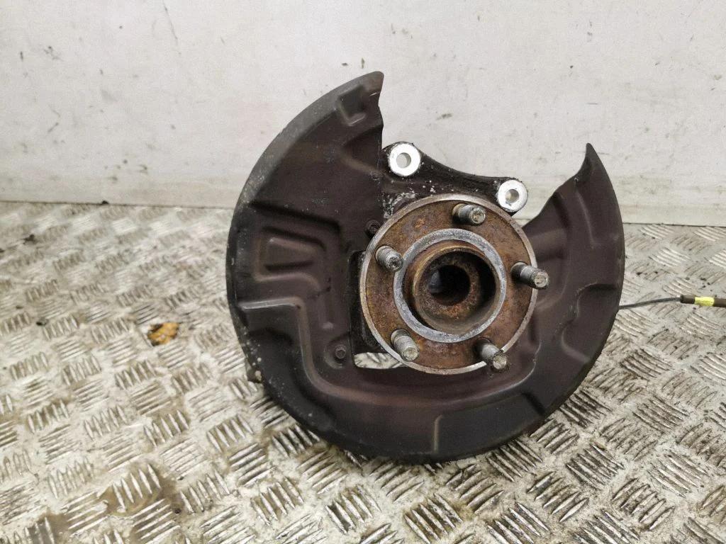 Rear wheel hub – right
