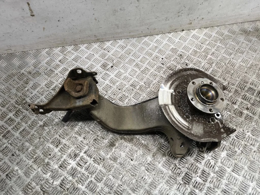 Rear wheel hub – left