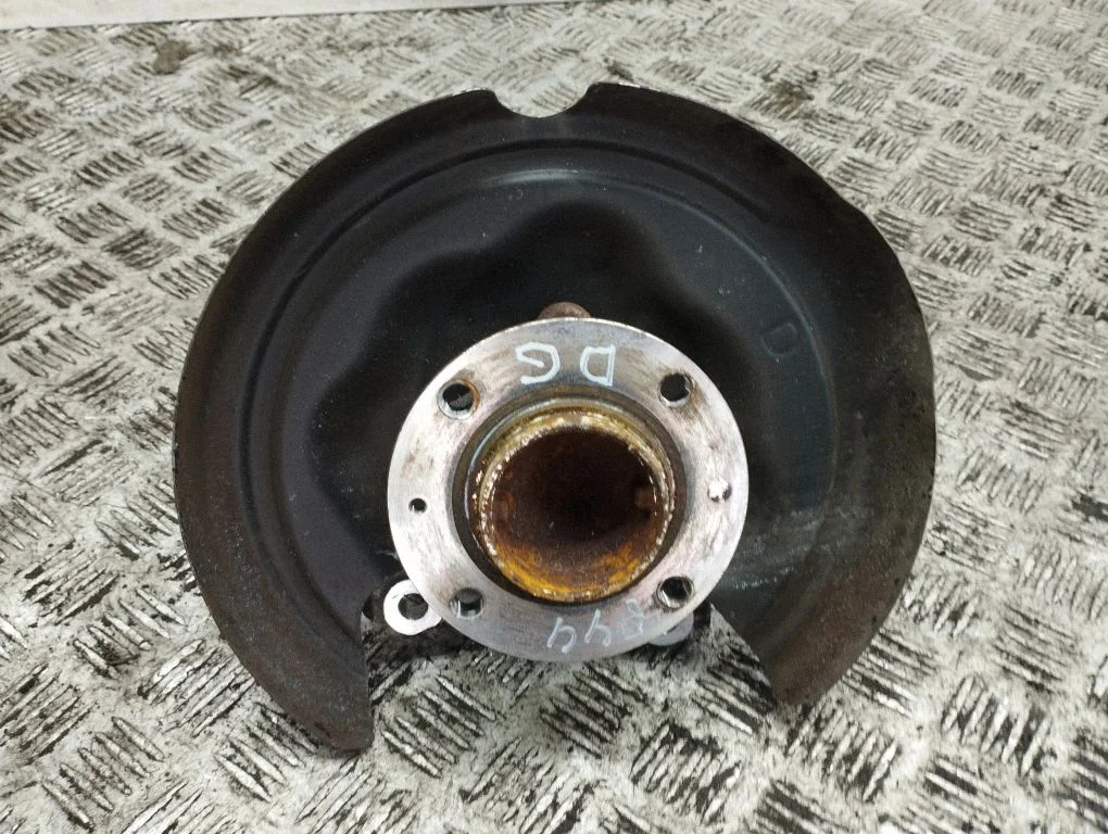 Rear wheel hub – right