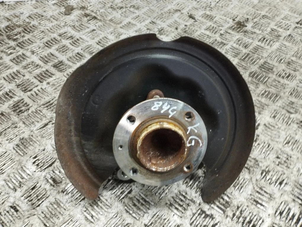 Rear wheel hub – left