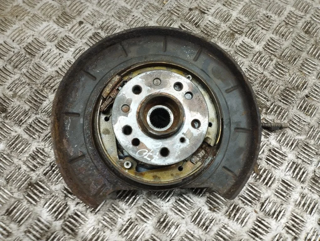 Rear wheel hub – right