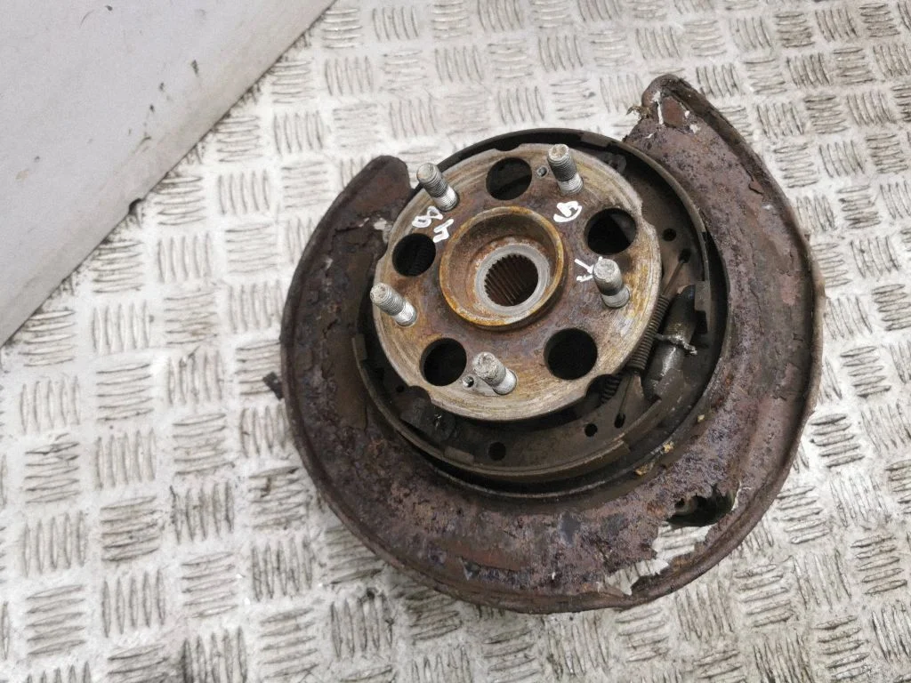 Rear wheel hub – left