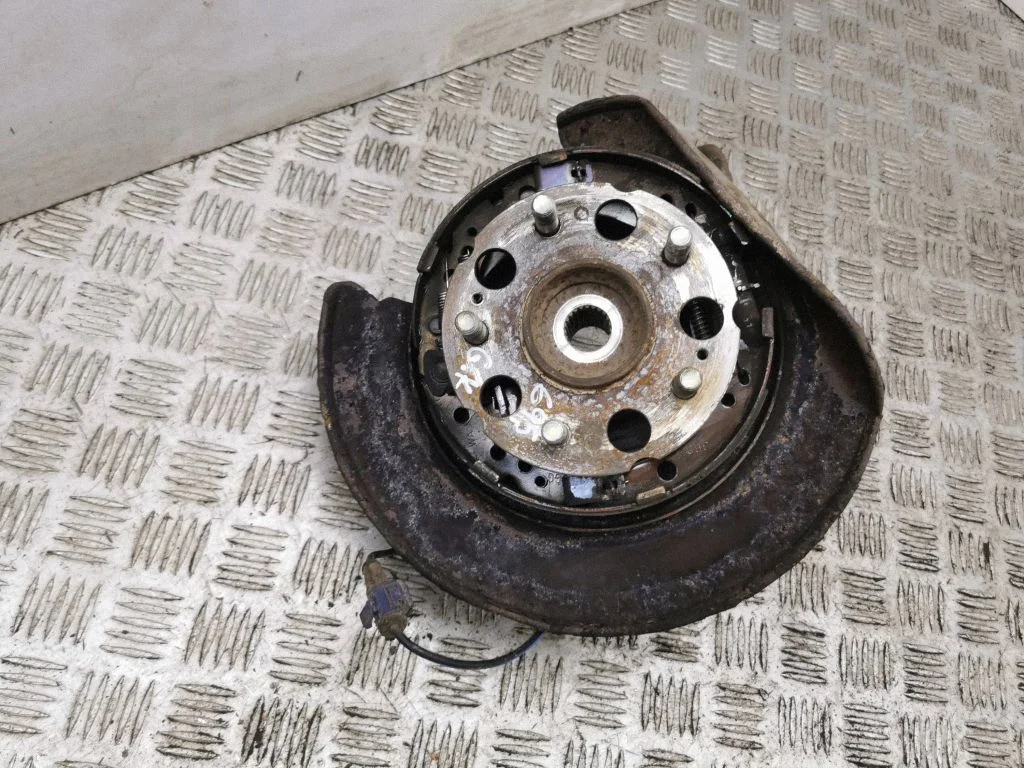 Rear wheel hub – left