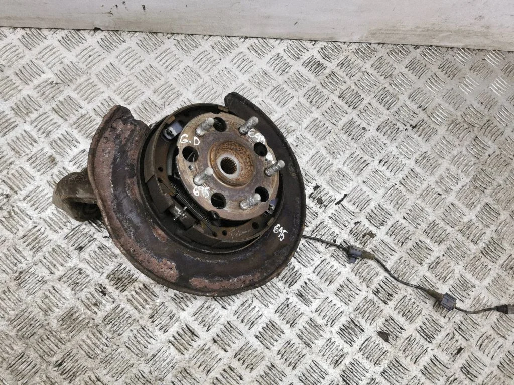 Rear wheel hub – right