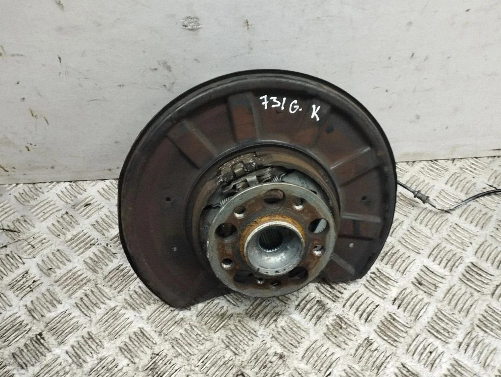 Rear wheel hub – left