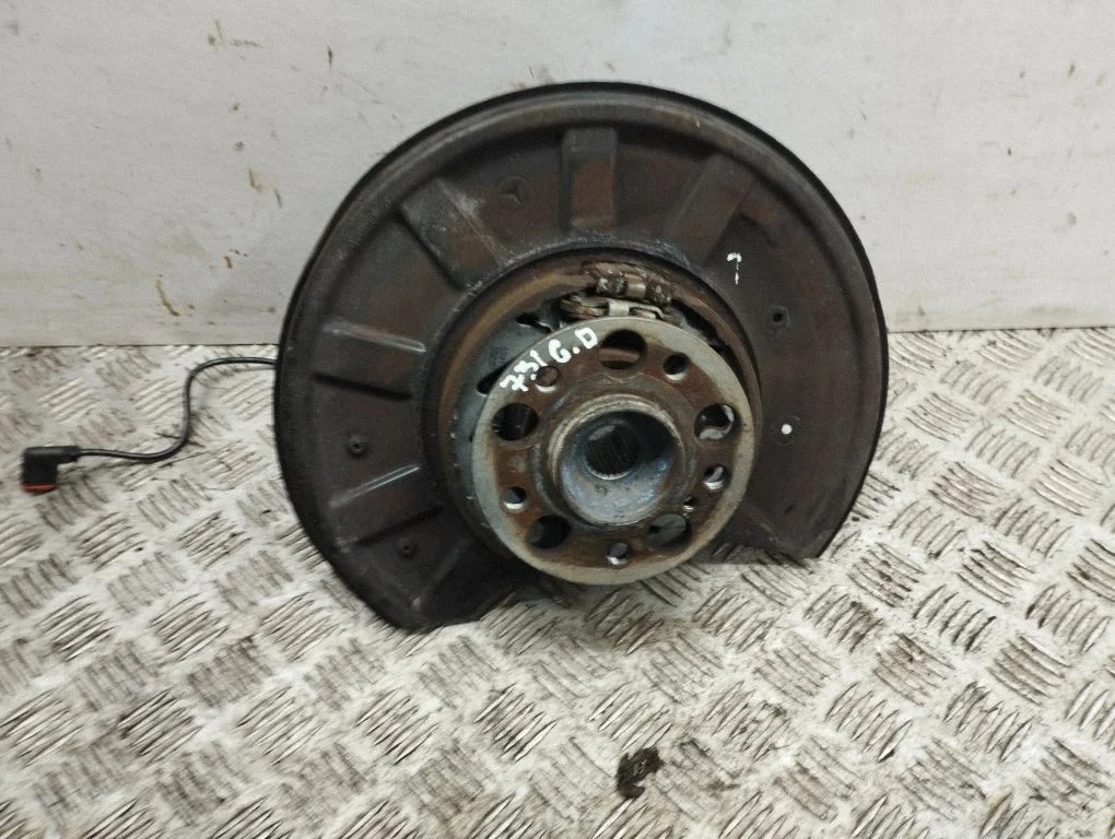 Rear wheel hub – right