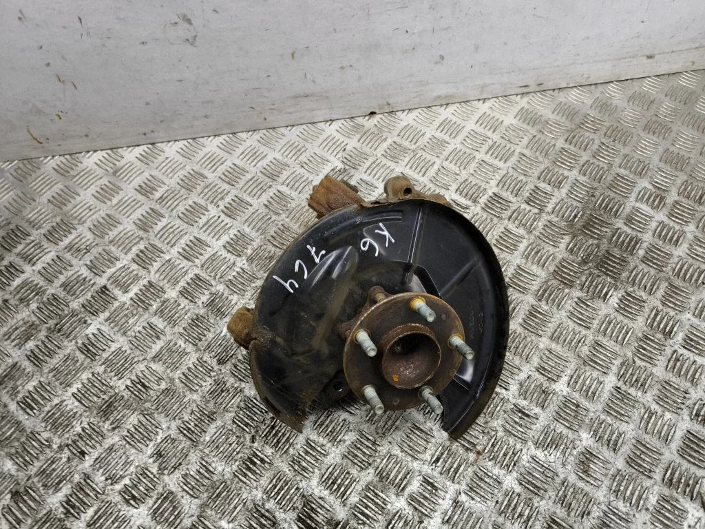 Rear wheel hub – left