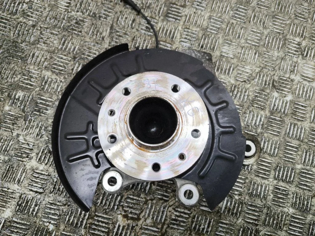 Rear wheel hub – left