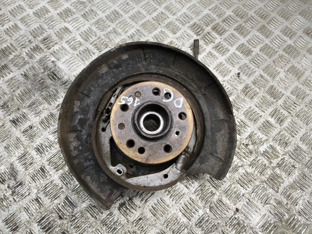 Rear wheel hub – right