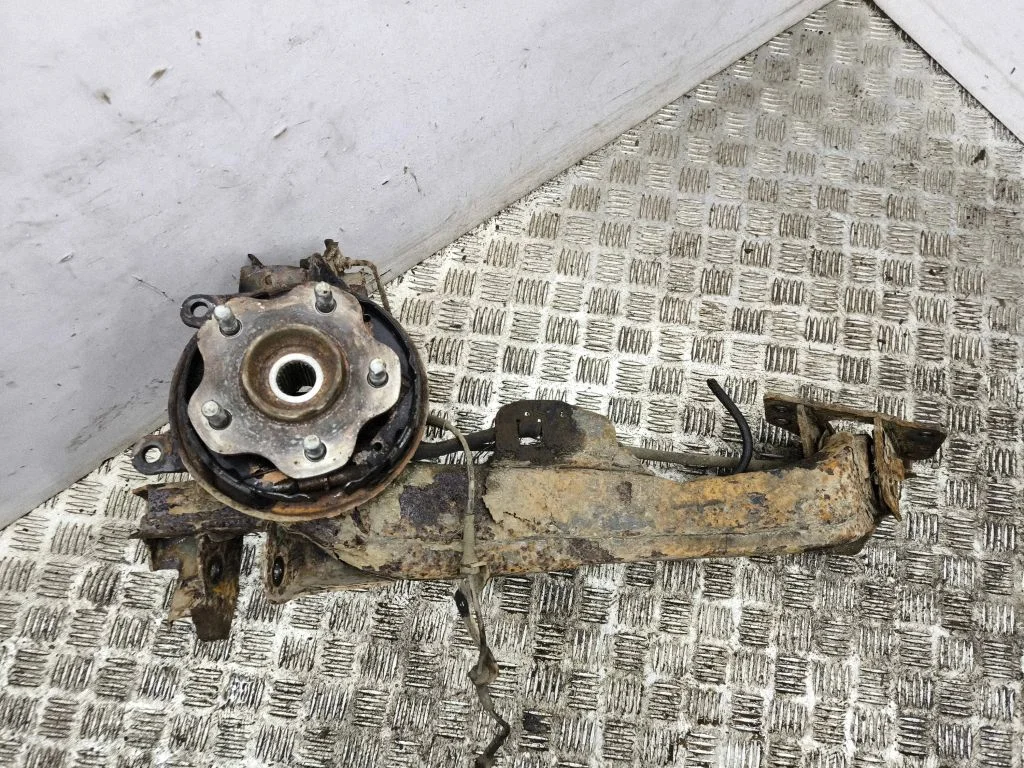 Rear wheel hub – right