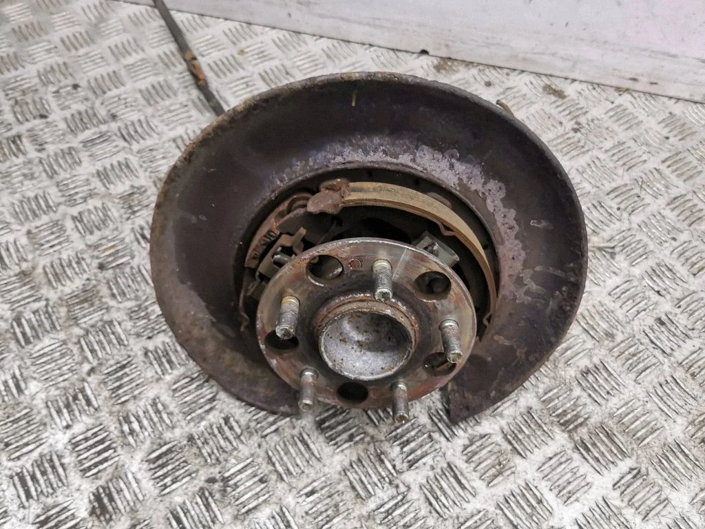 Rear wheel hub – right