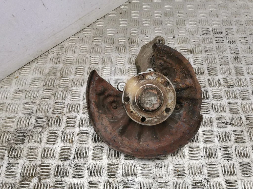 Rear wheel hub – right