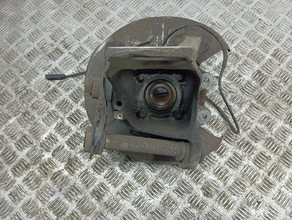 Rear wheel hub – right