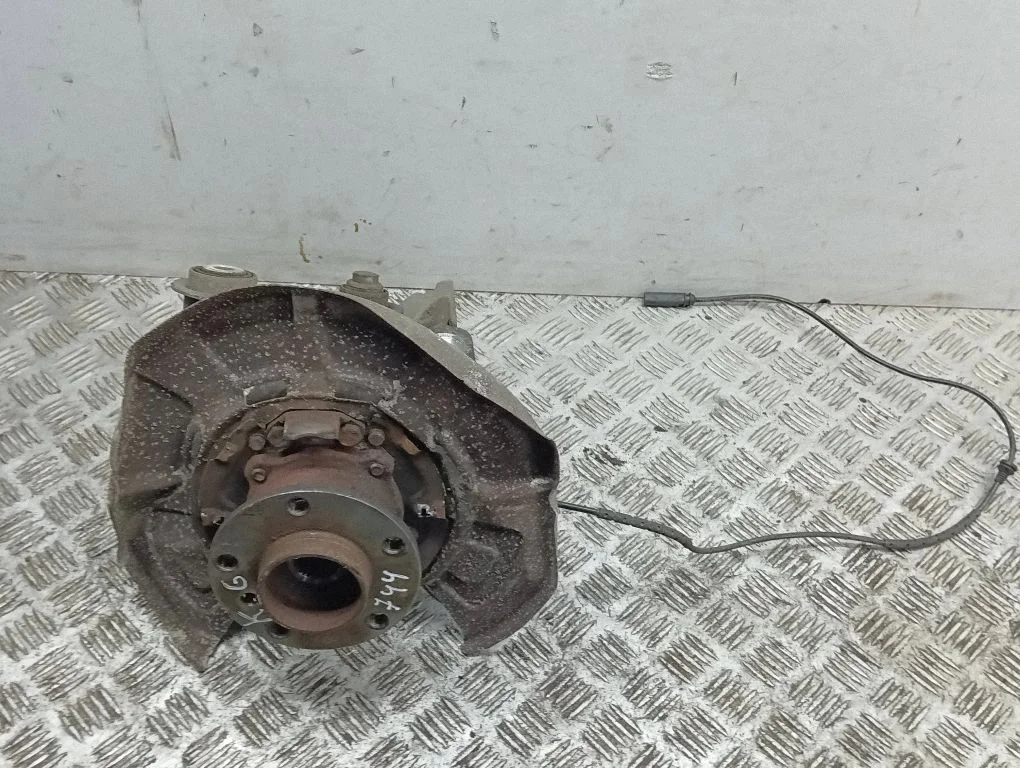 Rear wheel hub – left