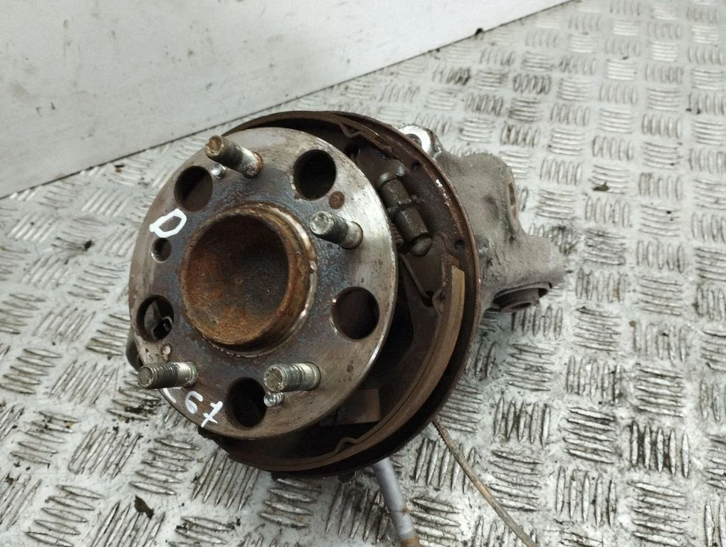 Rear wheel hub – right