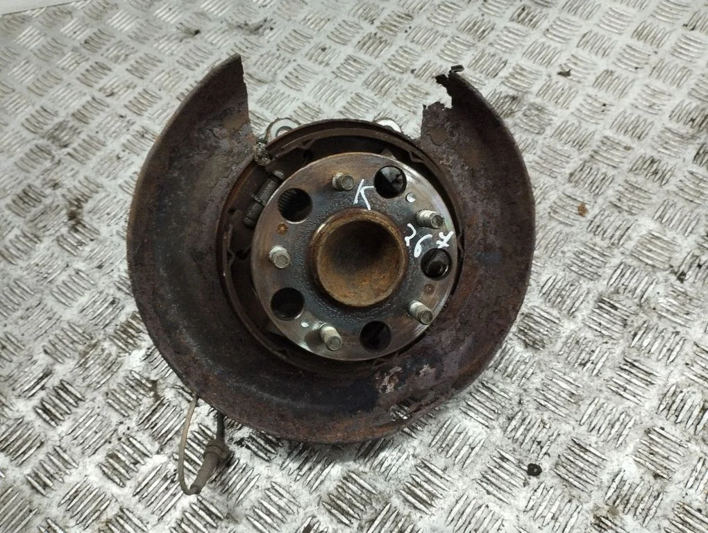 Rear wheel hub – left
