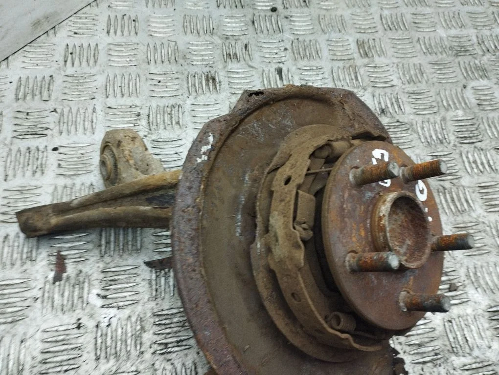 Rear wheel hub – left