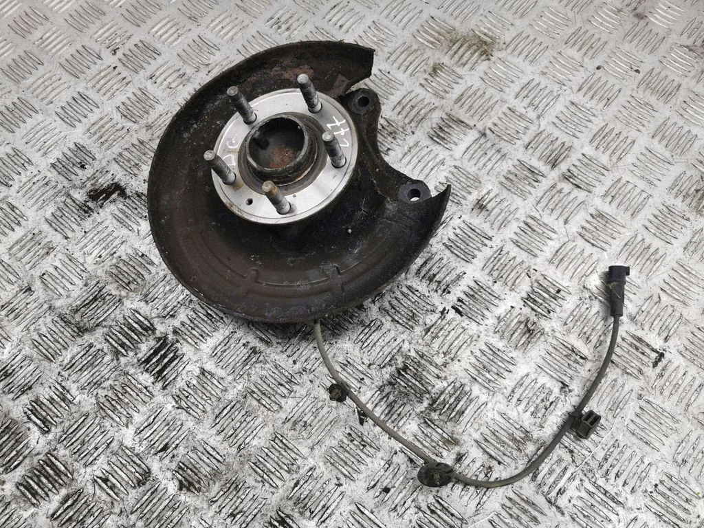 Rear wheel hub – right