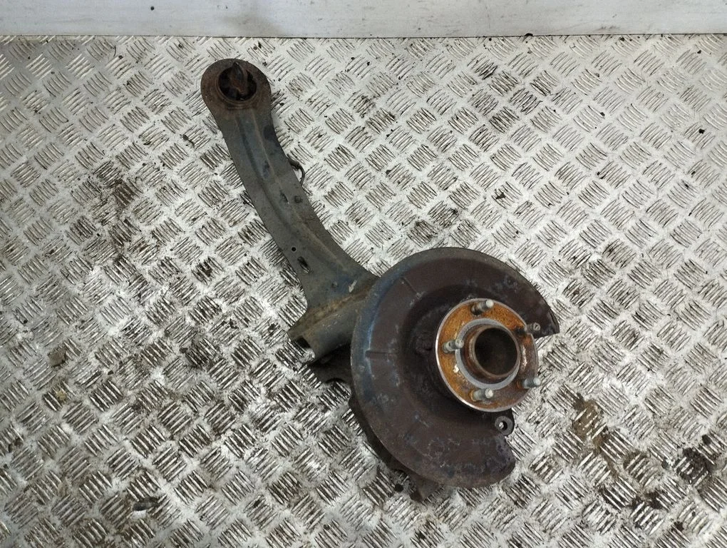 Rear wheel hub – left
