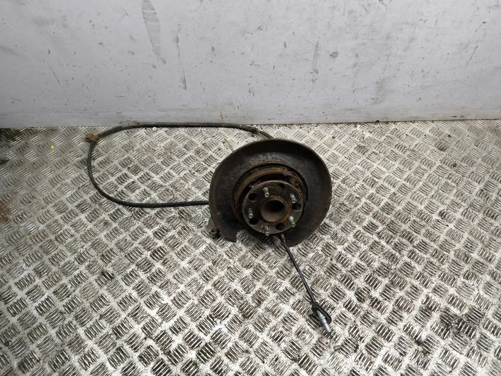 Rear wheel hub – right