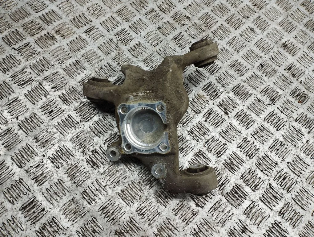 Rear wheel hub – right