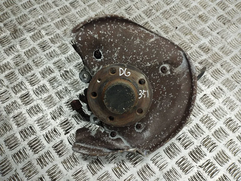 Rear wheel hub – right
