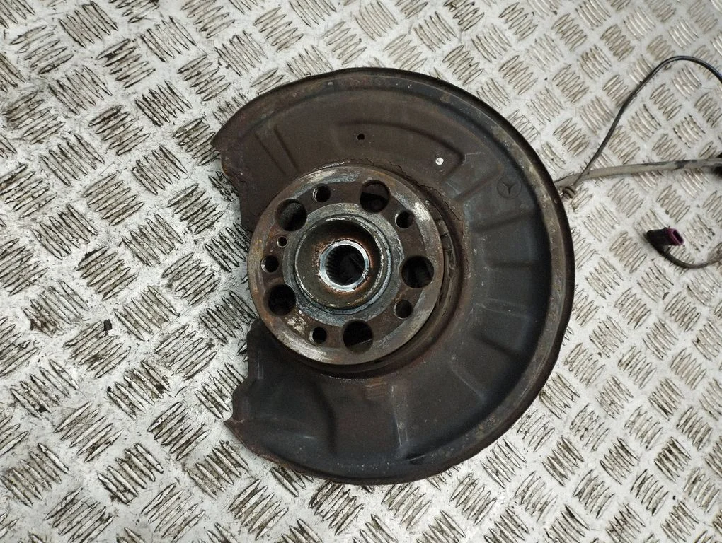 Rear wheel hub – right