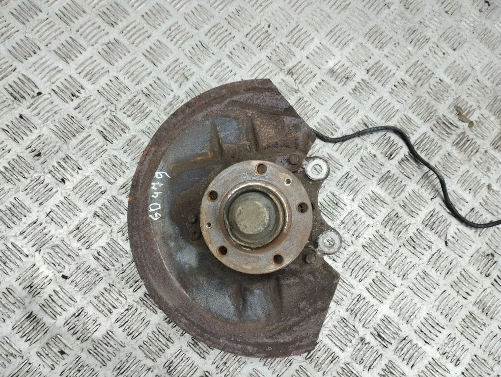 Rear wheel hub – rear right