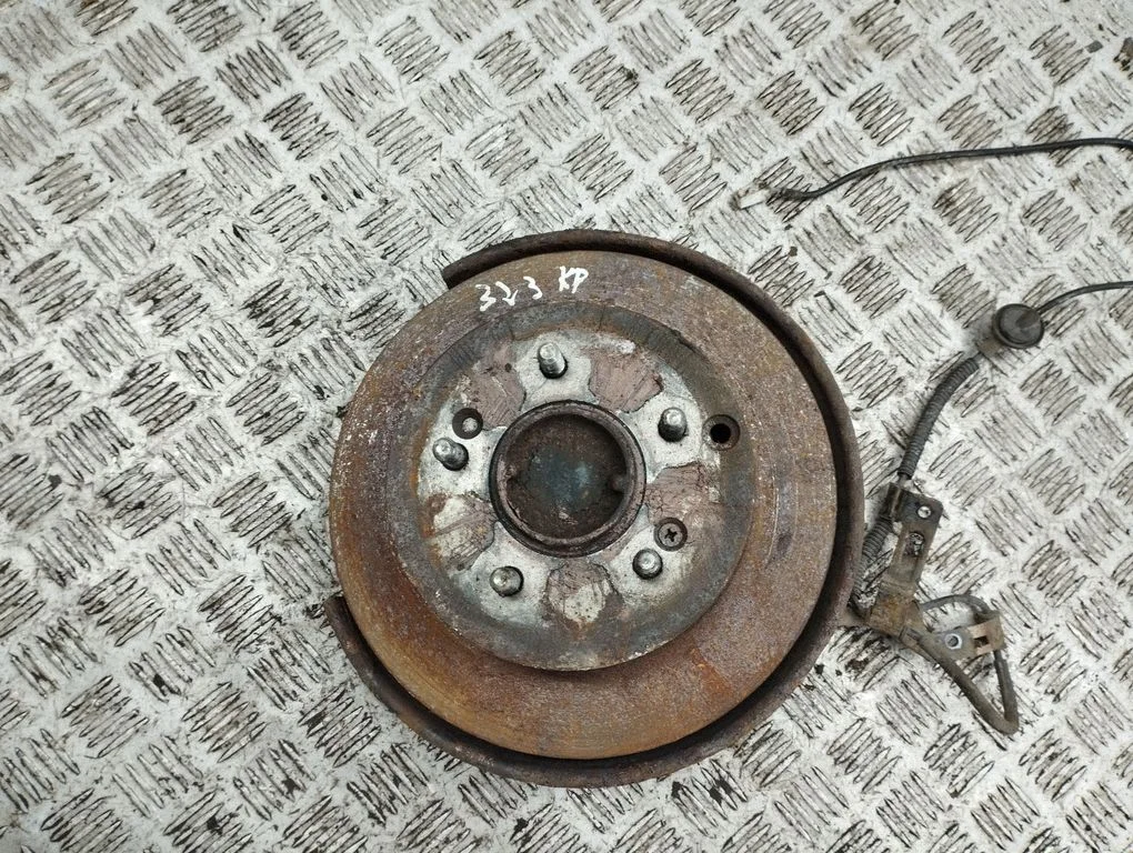 Rear wheel hub – rear left