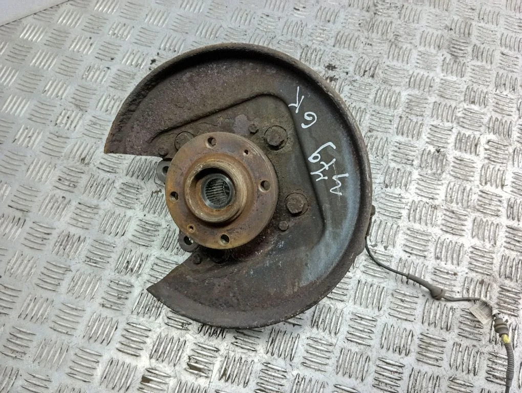 Rear wheel hub – left